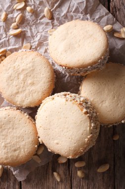 alfajores çerezleri masada kağıt yakın çekim. Dikey üst v