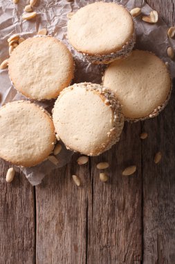 alfajores kurabiyeler masada kağıt üzerinde. Dikey Üstten Görünüm 