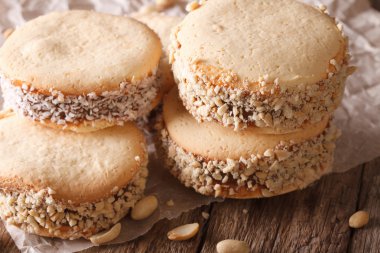 Lezzetli Arjantinli Alfajores çerezleri kağıt yakın çekim 
