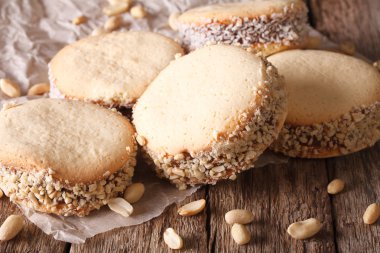 Kağıt yakın çekim üzerinde kremalı kurabiye alfajores. Yatay