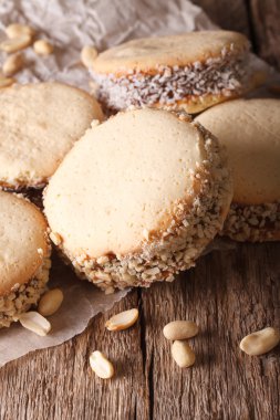 masada kağıt yakın çekim üzerinde Kremalı kurabiye alfajores. ver