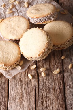 Arjantin mutfağı: alfajores kağıt yakın çekim üzerinde krema ile. Verti