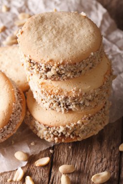 Kağıt üzerinde tablo makro alfajores çerezleri. Dikey 