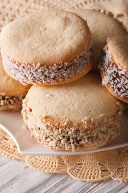 Arjantinli tatlı: çerezleri alfajores plaka makro üzerinde. Vertica
