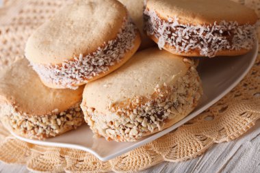 alfajores lezzetli kurabiye yakın bir plaka üzerinde çekim. Yatay