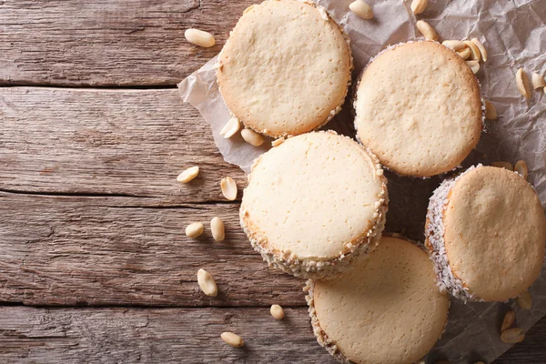 Välsmakande kakor med grädde på papper. Horisontella ovanifrån — Stockfoto