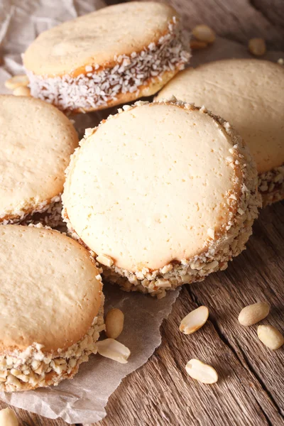 Heerlijke Alfajores cookies op papier close-up. Verticaal, rustieke — Stockfoto