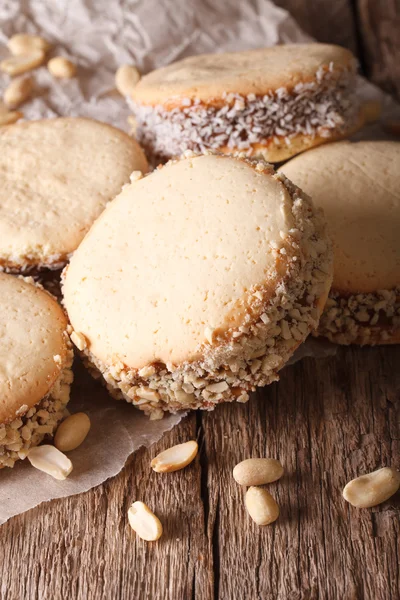 Biscuits alfajores avec crème sur papier gros plan sur la table. e s — Photo