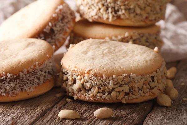 Biscoitos Alfajores em papel na macro da mesa. Horizontal — Fotografia de Stock