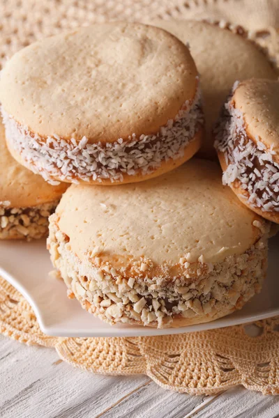 Argentijnse dessert: cookies alfajores op een plaat-macro. Vertica — Stockfoto