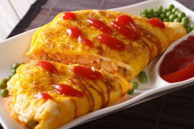 Japon omlet pirinç Omurice yakın bir plaka üzerinde çekim. Horizonta