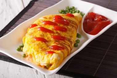 Ketçap yakın bir plaka üzerinde çekim ile lezzetli omlet. Yatay