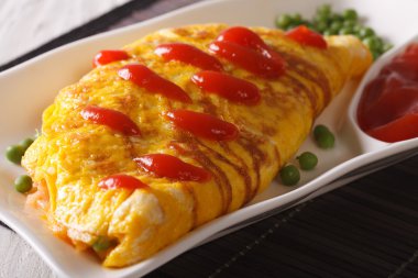 Modern Japon gıda: Omurice yakın bir plaka üzerinde çekim. Yatay