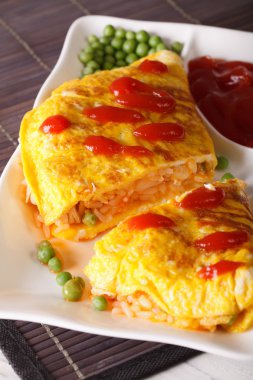 Japon omlet pirinç Omurice yakın bir plaka üzerinde çekim. Dikey