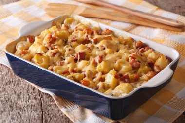 tartiflette: fırında patates sosis ve peynir ile yakın çekim 