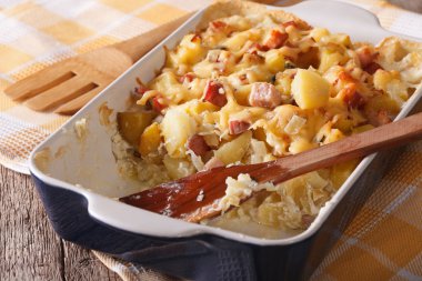 sosis ve peynir ile patates pişirme çanağı kapatın. Yatay