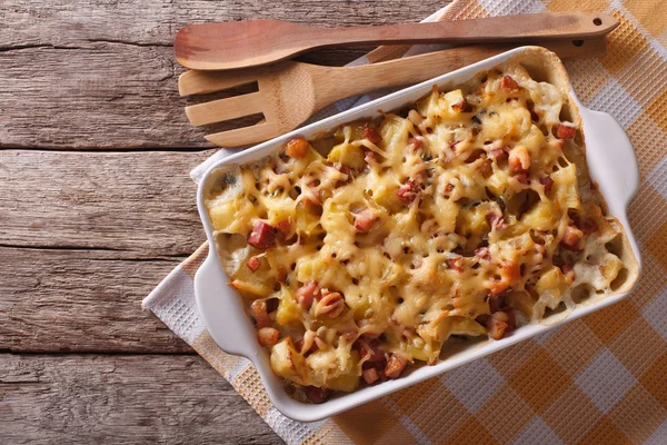 Patate tartiflette con pancetta e formaggio primo piano orizzontale t — Foto Stock