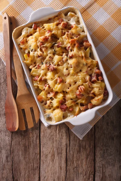 Tartiflette aardappelen met spek en kaas verticale bovenaanzicht — Stockfoto