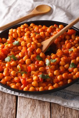 Nohut Köri soslu masaya bir tabak yakın çekim üzerinde. Verti