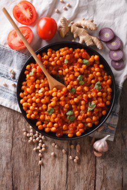 Malzemelerle Hint Chana masala. Dikey Üstten Görünüm