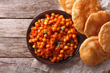 Lezzetli Hint Chana masala ve puri. Yatay Üstten Görünüm