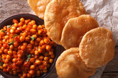 Hint Chana masala ve puri ekmek yakın çekim. Yatay Üstten Görünüm