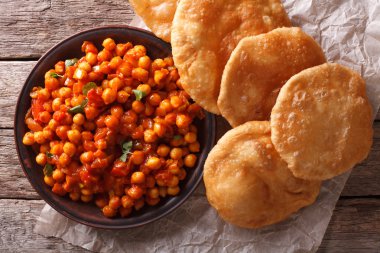 Lezzetli Hint Chana masala ve puri yakın çekim. Yatay üst 
