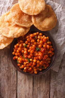 Lezzetli Hint Chana masala ve puri. Dikey Üstten Görünüm