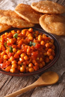 Hint mutfağı: Chana masala ve puri yakın çekim ekmek. Dikey