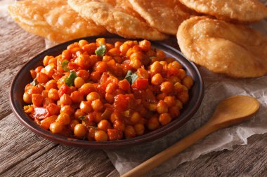 Hint Chana masala ve puri ekmek yakın çekim. Yatay
