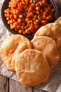Hint puri ve chana masala yakın çekim masanın üzerinde. Dikey üst