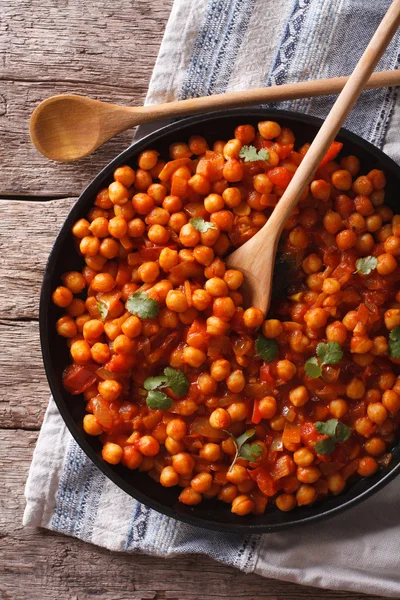 Indyjskich żywności Chana masala w tabeli szczegół. Pionowe widok z góry — Zdjęcie stockowe