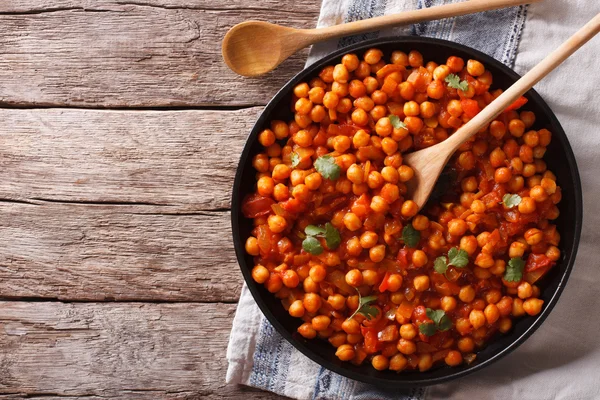 Ινδικό τροφίμων Chana masala σε έναν πίνακα. Οριζόντια κάτοψη — Φωτογραφία Αρχείου