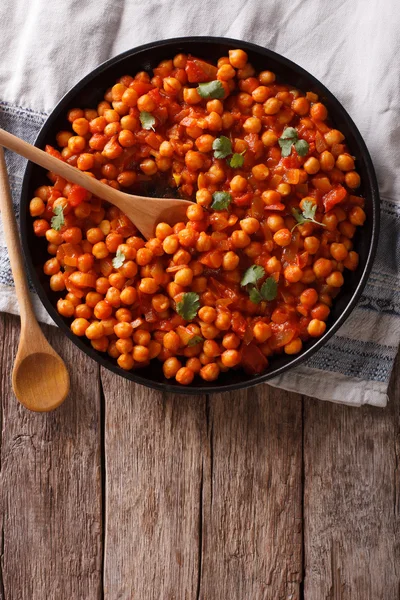 Indian Food: chickpeas in curry sauce. Vertical top view — Stock Photo, Image