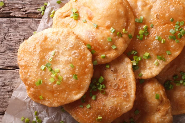 Indian puri bread close-up on the table.  Horizontal top view — Stockfoto