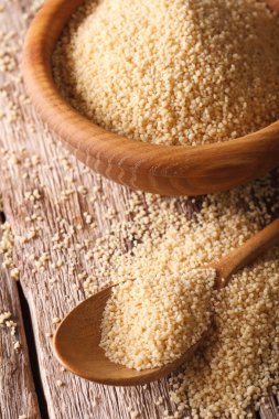 Ahşap kase yakın çekim rustik kuskus. dikey