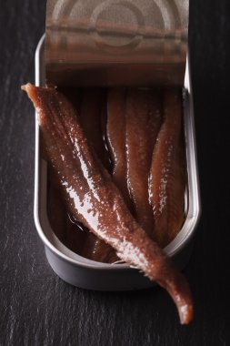 Konserve hamsi filetosu makro kayrak bir gemide. dikey