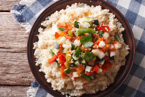 Asiático Couscous com vegetais close-up. Vista horizontal superior — Fotografia de Stock