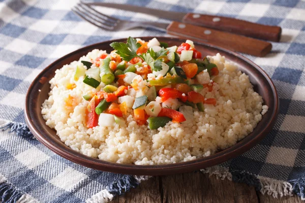 Asiático Couscous com vegetais close-up. horizontal — Fotografia de Stock