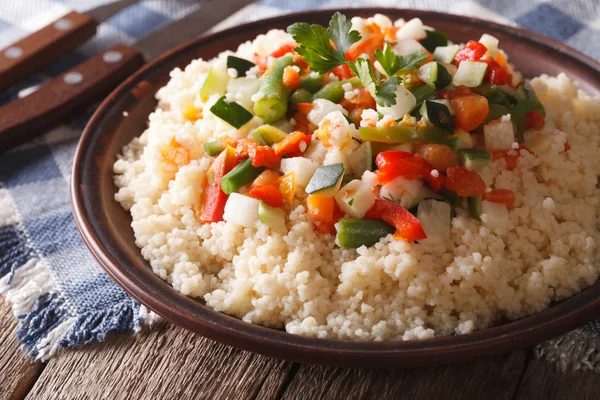 Cozinha árabe: cuscuz com legumes close-up. horizontal — Fotografia de Stock