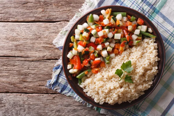 Couscous med grönsaker och örter. horisontella ovanifrån — Stockfoto