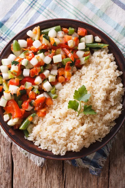 Couscous met groenten en kruiden close-up. verticale bovenaanzicht — Stockfoto