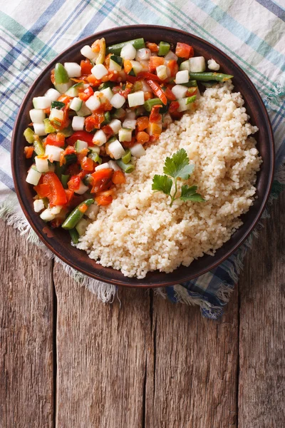 Couscous con verdure ed erbe aromatiche. vista verticale dall'alto — Foto Stock