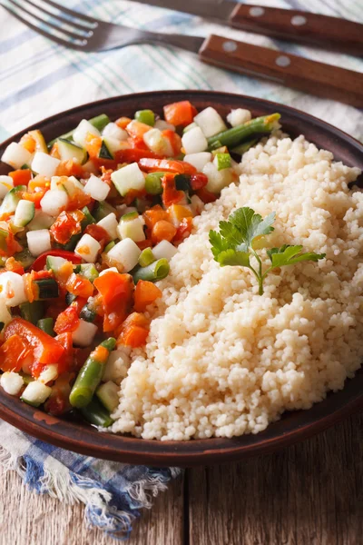 Cuscus vegan cu legume pe o farfurie de închidere. Verticală — Fotografie, imagine de stoc