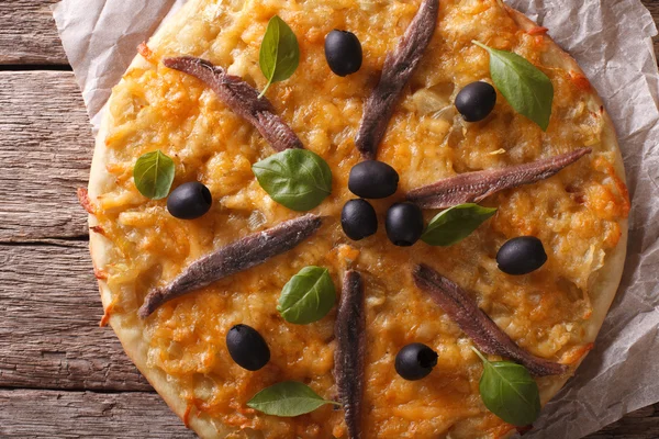 Pissaladiere mit Sardellen, Oliven und Zwiebeln Nahaufnahme. Horizonte — Stockfoto