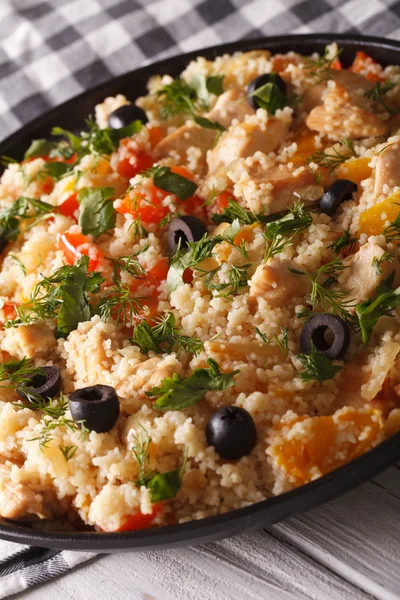 Couscous med kyckling, oliver och grönsaker närbild. Vertikal — Stockfoto