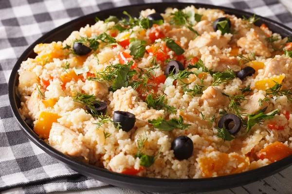 Bucătăria arabă: cuscus cu pui și legume aproape. h — Fotografie, imagine de stoc