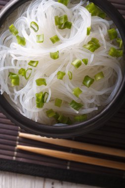 Çin selofan noodle bir kase içinde kapatın. Dikey Üstten Görünüm