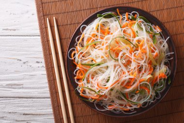 salatalık ve havuç plaka yatay t ile kristal erişte