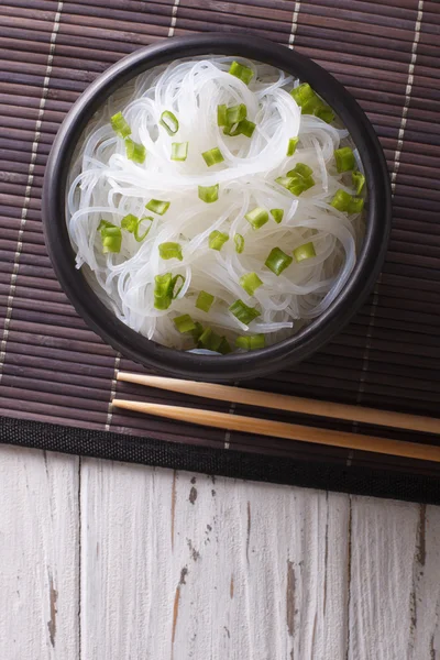 中国玻璃纸面条在一个碗里。垂直的顶视图 — 图库照片